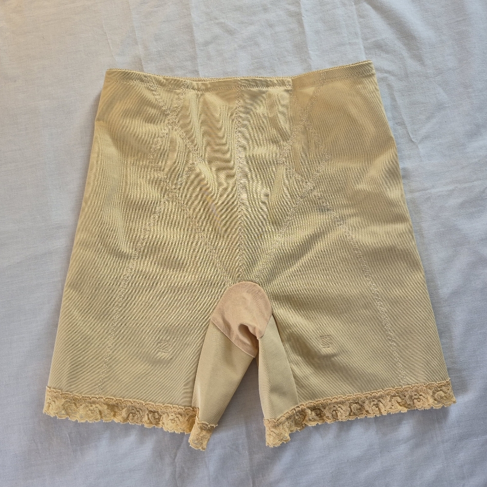 Vintage Cream With Lace Trim Shapewear Shorts By SARONG Size XL Stocking Tabs